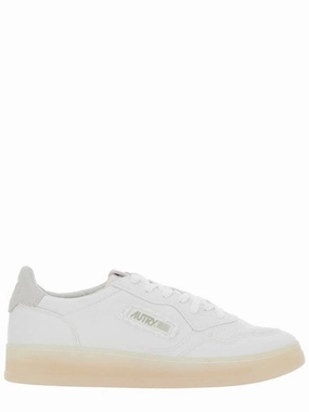 'Medalist' White Low Top Sneakers With Embossed Logo On The Tongue In Grained Leather Man Waterproof Sneakers
