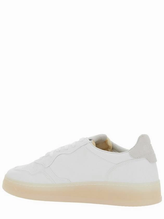 'Medalist' White Low Top Sneakers With Embossed Logo On The Tongue In Grained Leather Man Athletic Sneakers