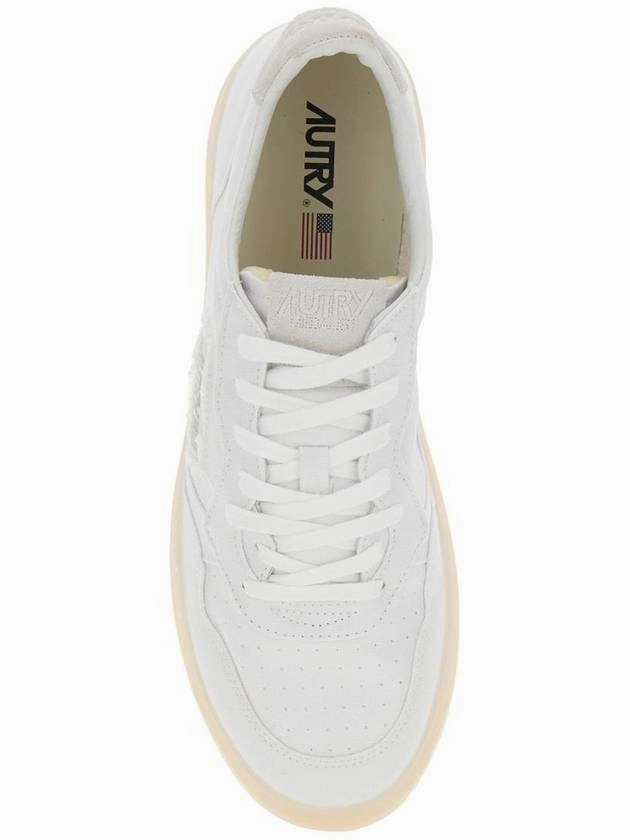 'Medalist' White Low Top Sneakers With Embossed Logo On The Tongue In Grained Leather Man Running Sneakers For Beginners