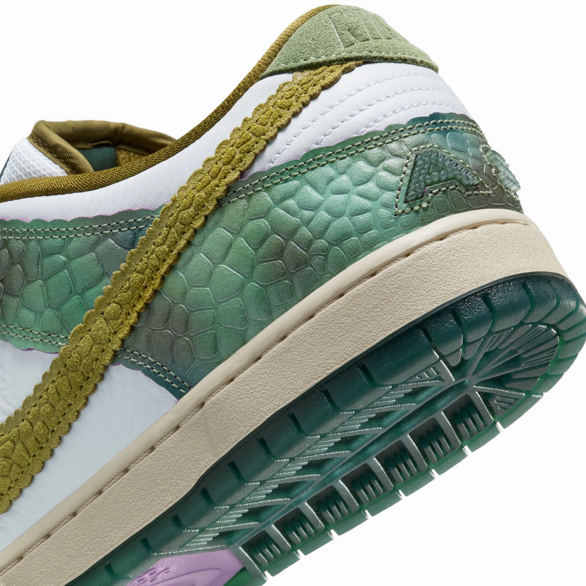 NIKE SB DUNK LOW PRO "CHAMELEON" OIL GREEN/DESERT MOSS-WHITE Asics Limited Edition Running Shoes