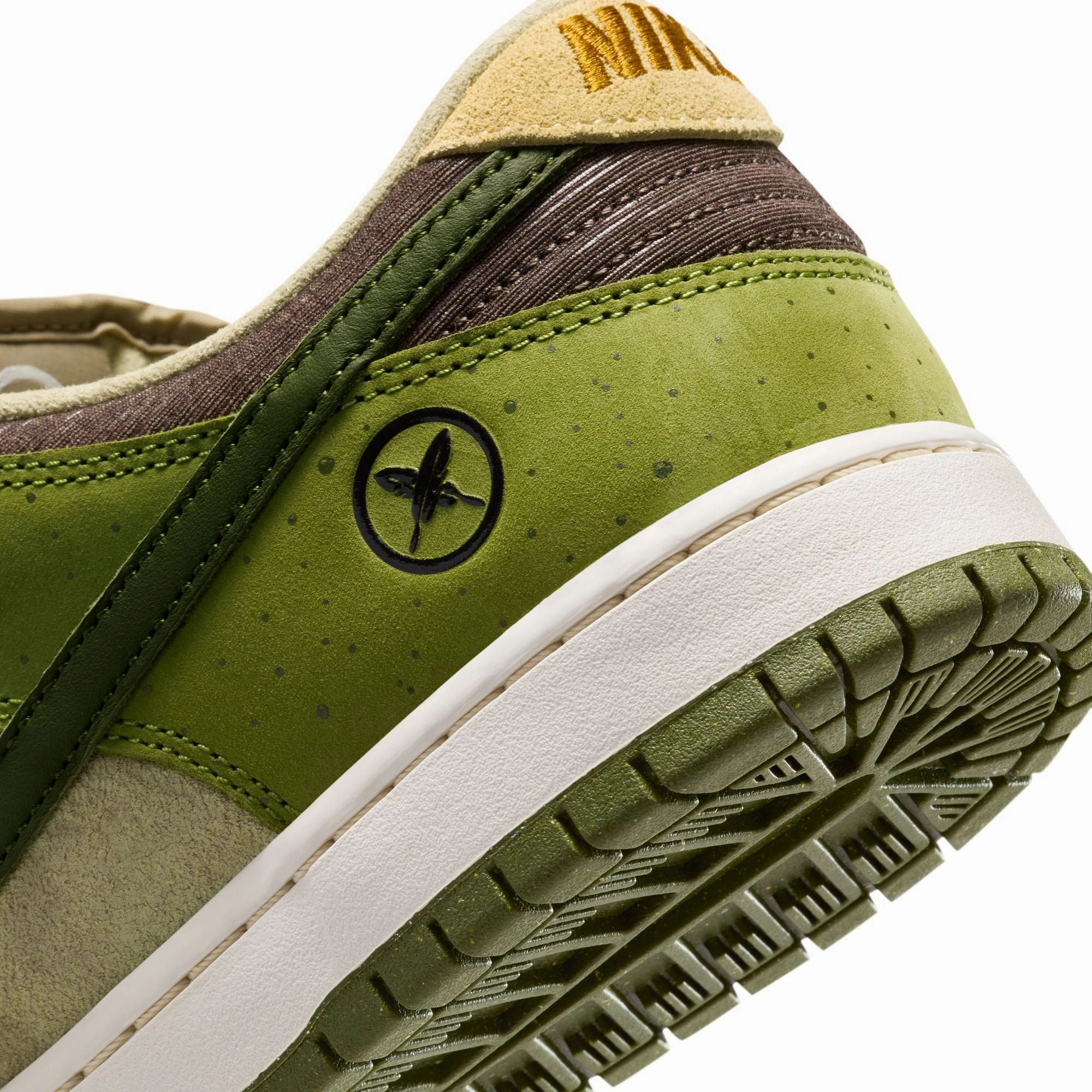 NIKE SB YUTO DUNK LOW PRO ASPARAGUS GREEN / LEGION GREEN-LT KHAKI Asics Gel Gully 7 Spike Shoes