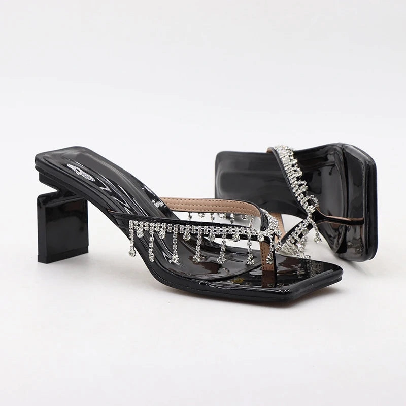 Juicy Couture Slippers Liyke 2024 neue Marke seltsame High Heels Flip Flops Frauen Hausschuhe Mode Kristall Fransen V-Riemen Sandalen Schuhe Panto letten Slider