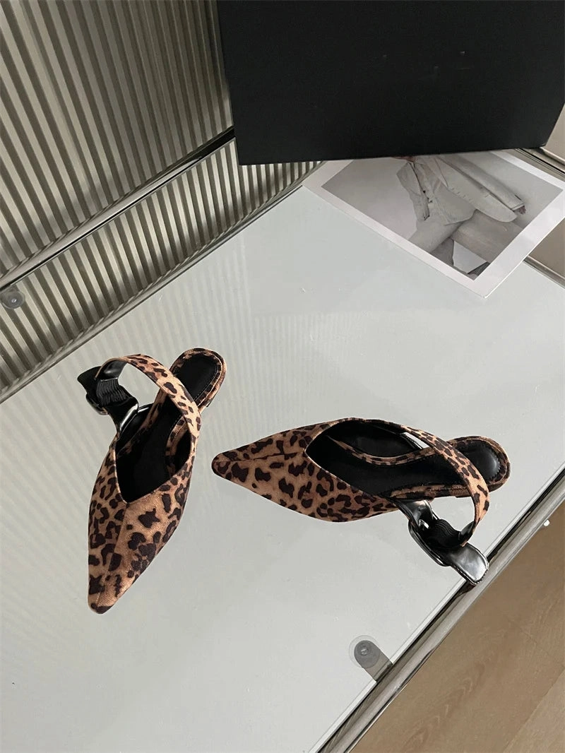 Liyke Mode-Design Groe Schnalle Frauen Casual Flache Maultiere Sandalen Hohe Qualitt Gemtliche Patent Leder Spitz Kleid Schuhe Closed Toe Strappy Sandals