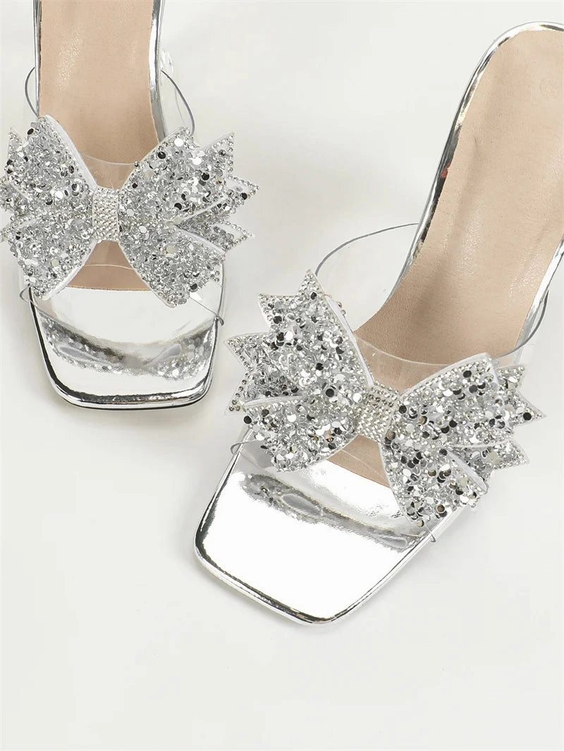 Liyke Mode Silber Pailletten Schmetterling Knoten Frauen transparente Hausschuhe Sommer Square Toe klare High Heels Sandalen Damenschuhe Shoes To Slippers