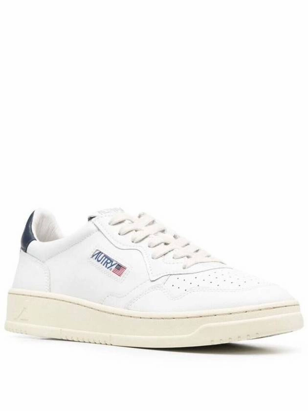 'Medalist Low' White Sneakers With Navy Blue Heel Tab In Leather Man Force Fields For Sneakers