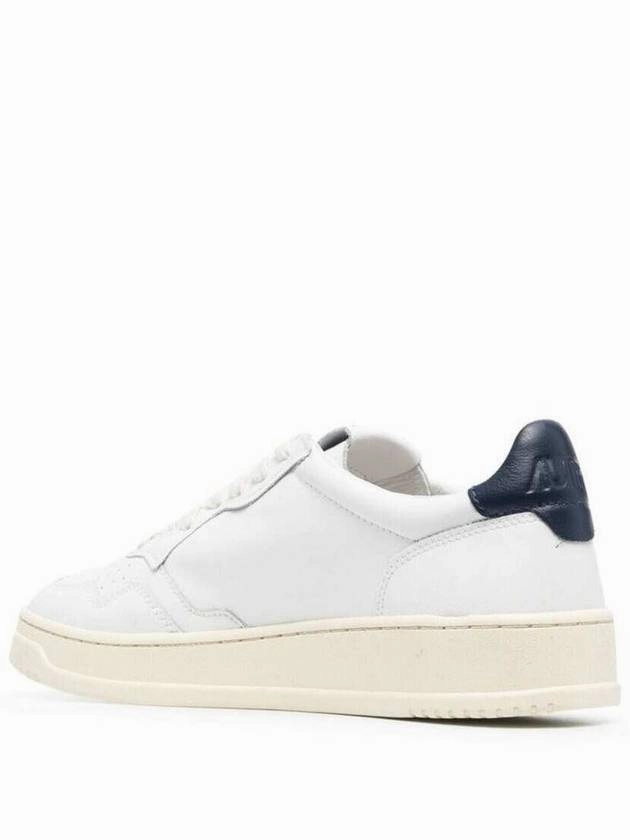 'Medalist Low' White Sneakers With Navy Blue Heel Tab In Leather Man Sneakers With Wheels