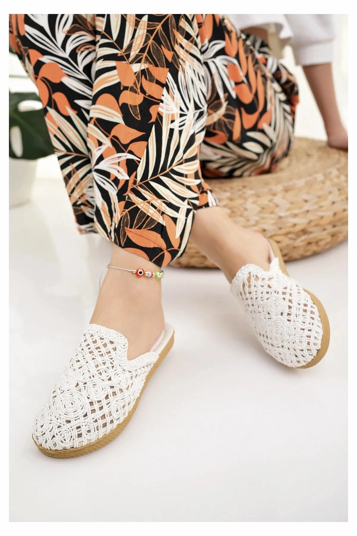 Modafrsat  Women's Straw  Closed Knit Lace Embroidery Slippers Caveman Slippers