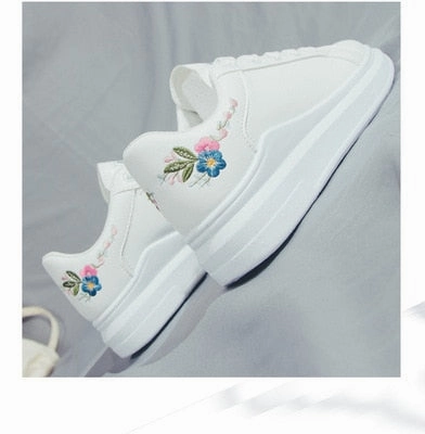 Go Walk Skechers Sneakers Sports & Casual for women / Women White Casual Shoes