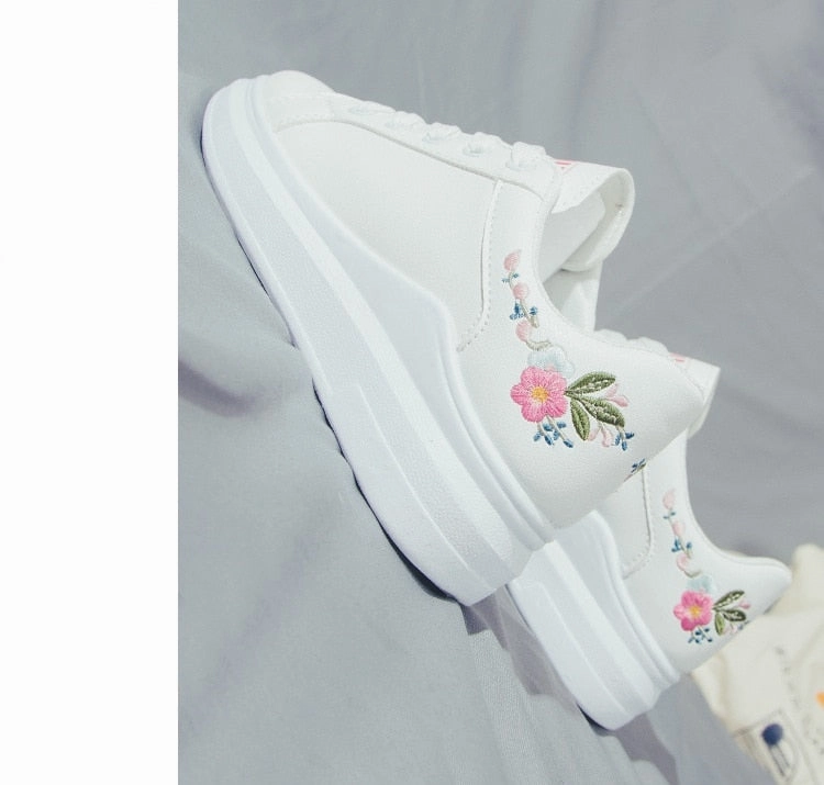 Sports & Casual for women / Women White Casual Shoes Soho Sneakers