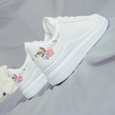 Poizon Sneakers Sports & Casual for women / Women White Casual Shoes