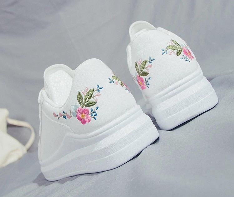 Sports & Casual for women / Women White Casual Shoes Patriots Sneakers