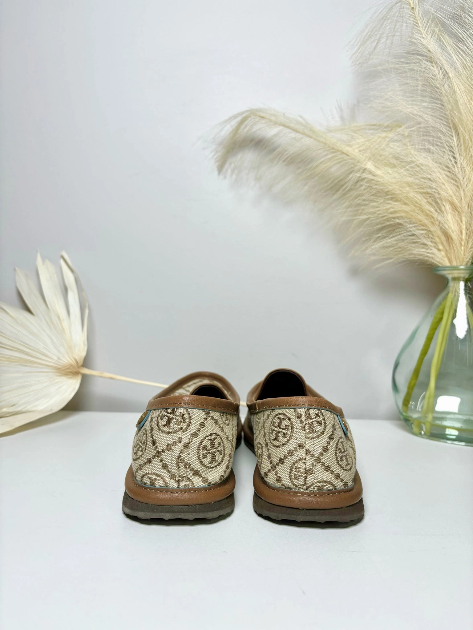 W Shoe Size 9 Tory Burch Tan Canvas Logo Loafers Johnston And Murphy Sheepskin Loafers