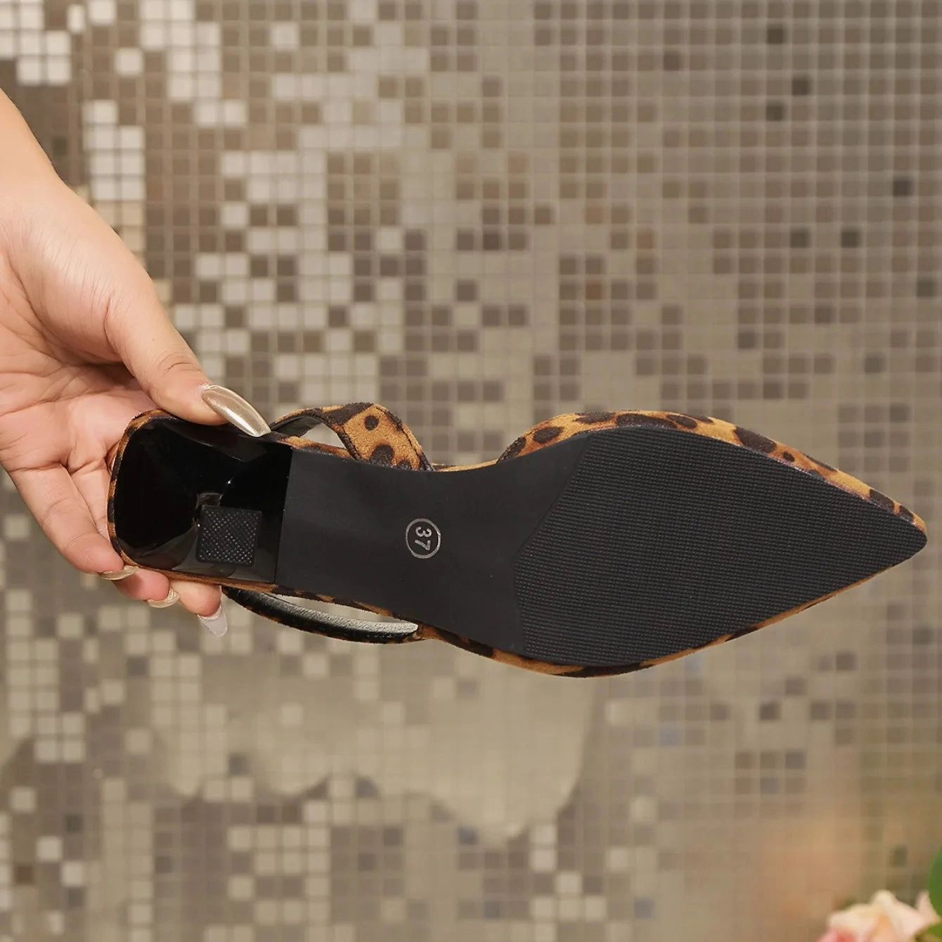 Extra Soft Flip Flops Women Sandals 2024 New Summer Fashion Horsehair Leopard Print Sharp Pointed Low Heels Sandals Elegant Temperament Shoes Female